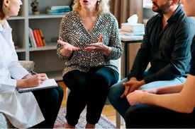 Группа людей на сеансе терапии
